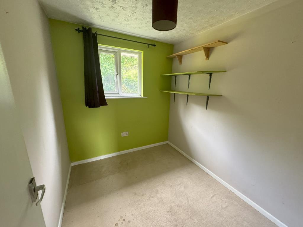 Lot: 160 - THREE-BEDROOM SEMI-DETACHED HOUSE - General view of bedroom 3